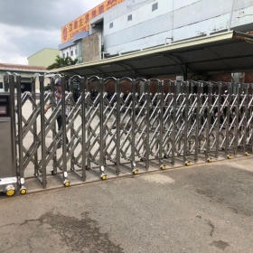 Sửa chữa cổng xếp tại nhà ở TP Hồ Chí Minh 